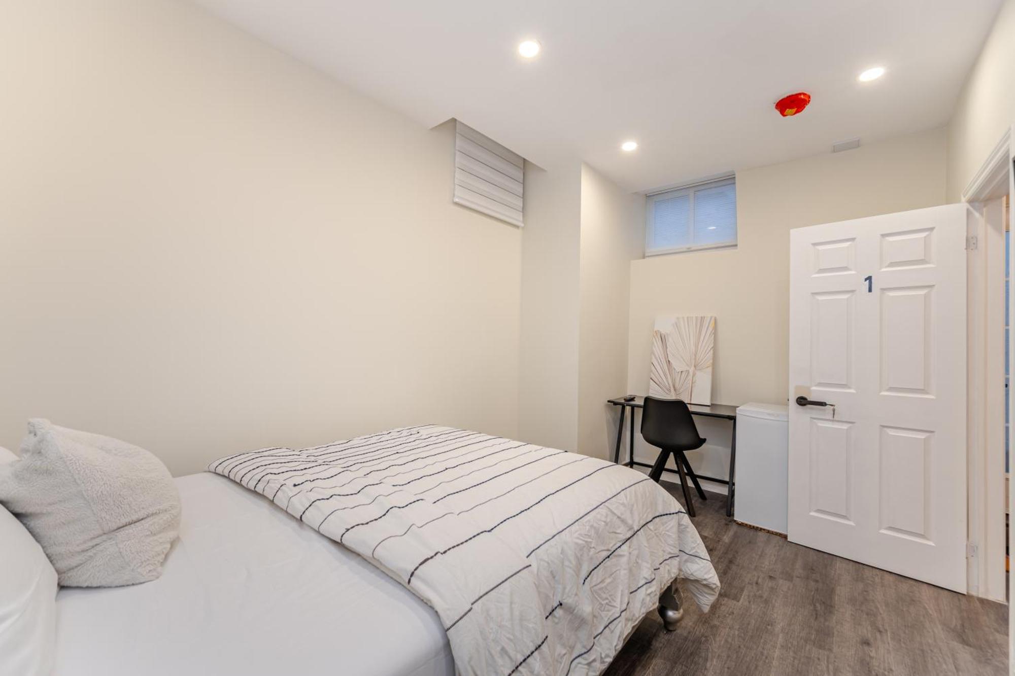Private Basement Bedrooms In Oakville Bagian luar foto