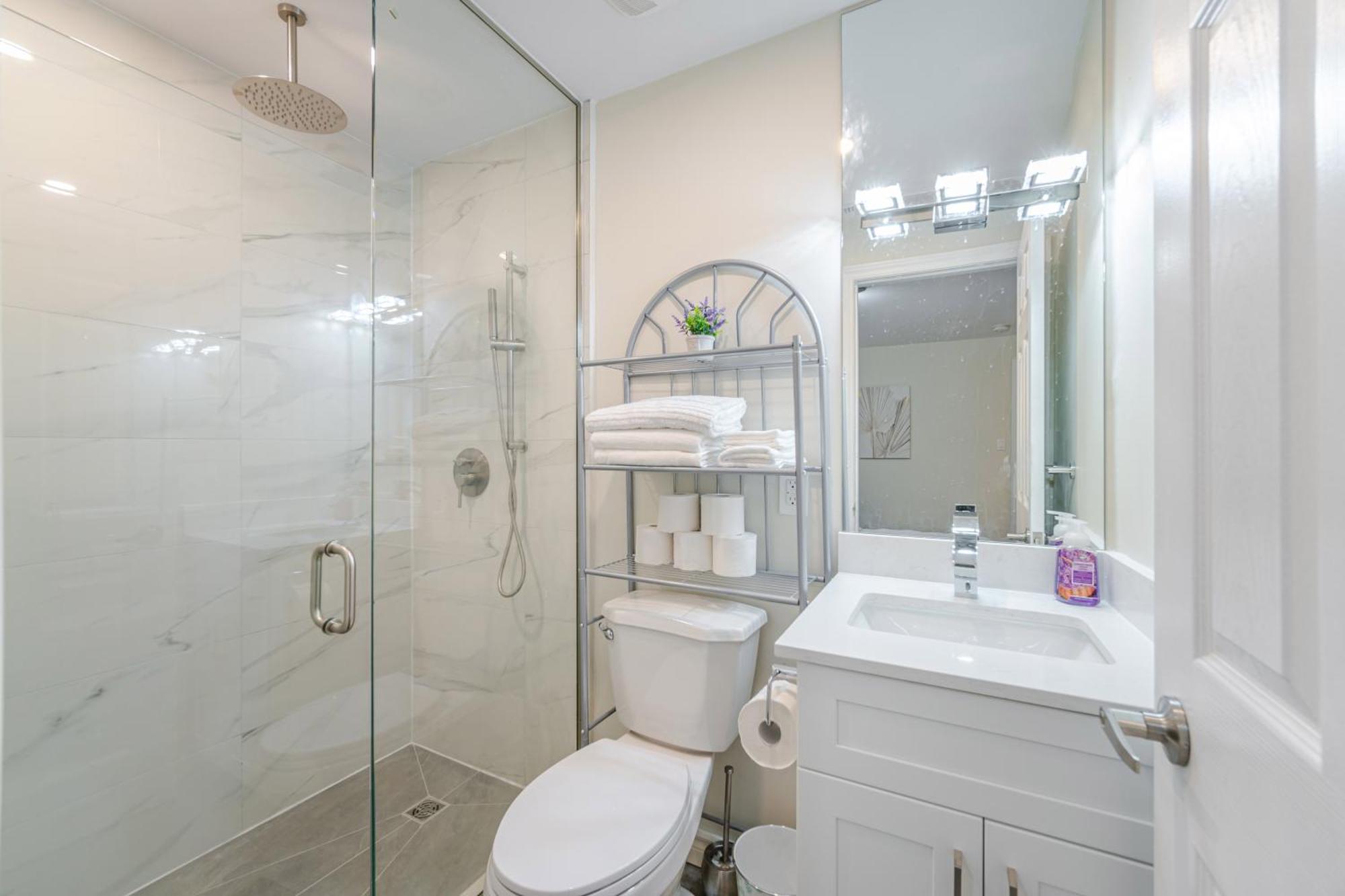 Private Basement Bedrooms In Oakville Bagian luar foto