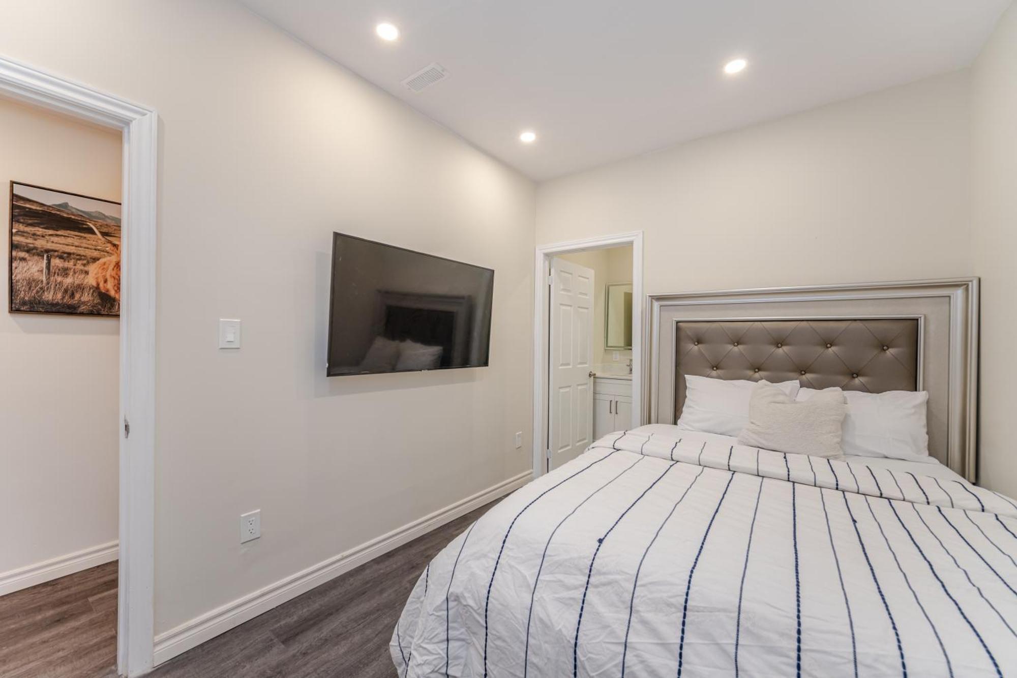 Private Basement Bedrooms In Oakville Bagian luar foto
