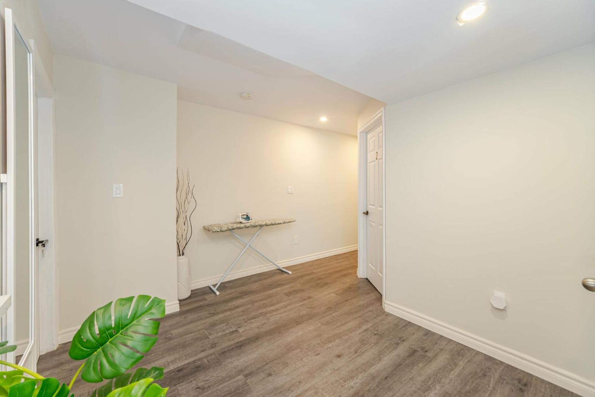 Private Basement Bedrooms In Oakville Bagian luar foto