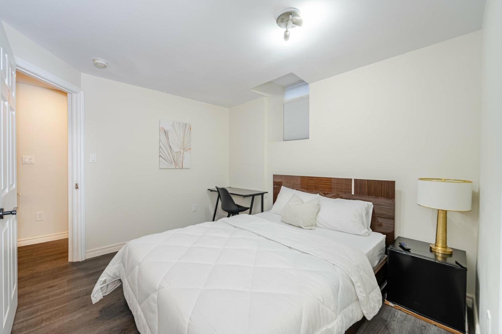 Private Basement Bedrooms In Oakville Bagian luar foto