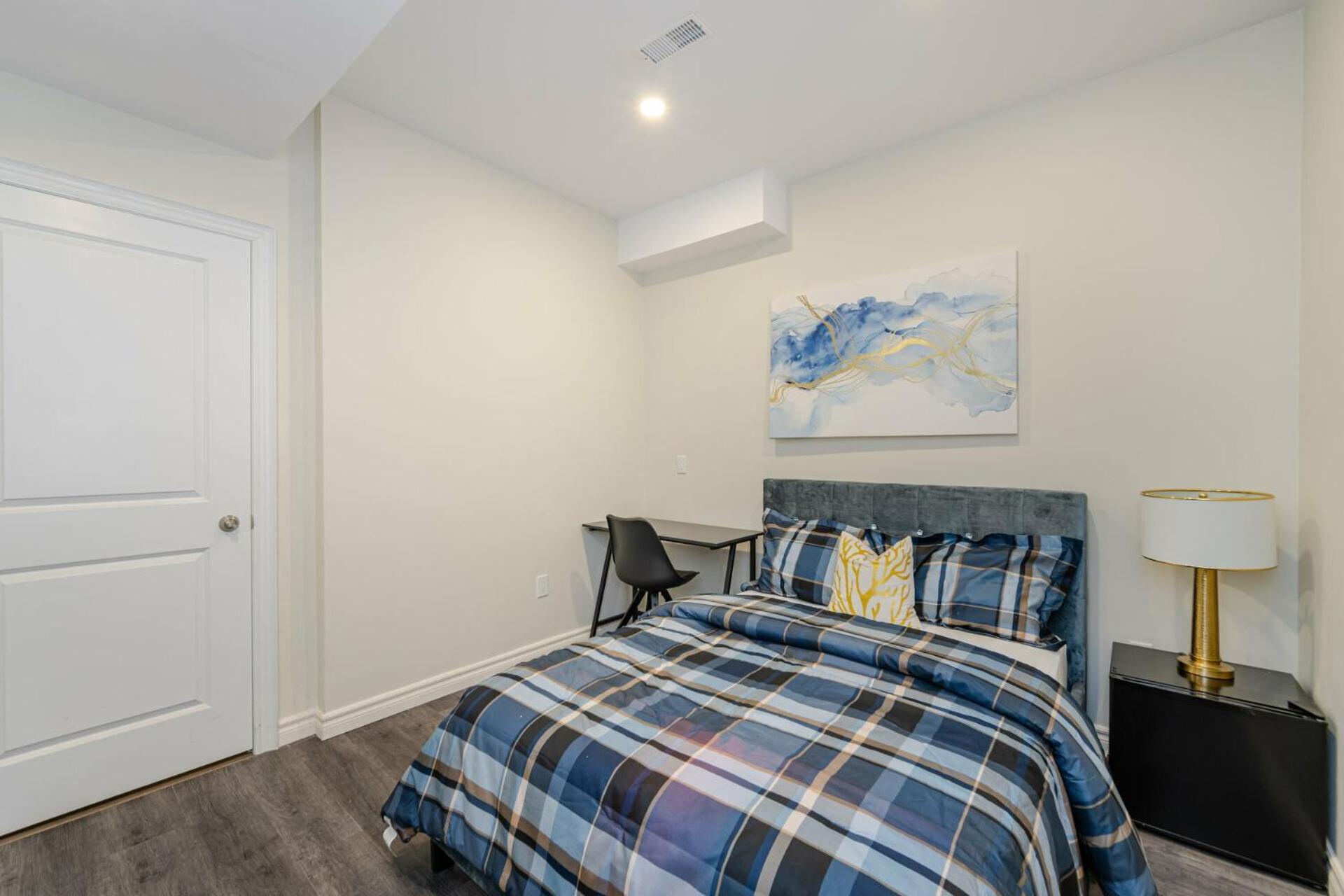 Private Basement Bedrooms In Oakville Bagian luar foto